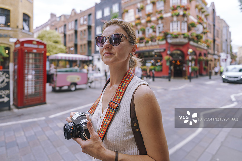 女人在英国伦敦剧院区探索图片素材