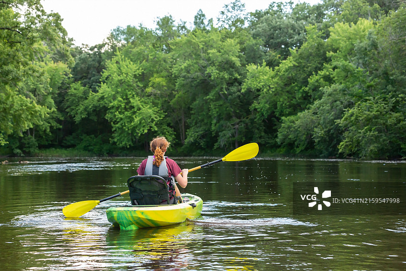 夏季女孩在朗姆河上划皮划艇图片素材