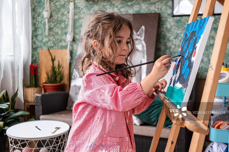 女孩在客厅里快乐绘画的特写镜头图片素材