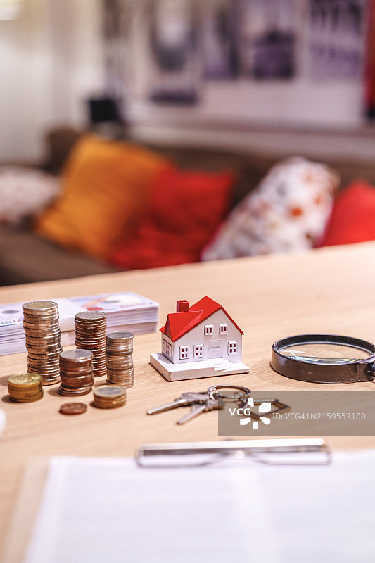 家庭储蓄、房屋销售、金钱与房屋商业金融概念图片素材