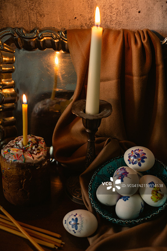 桌上点燃的蜡烛特写图片素材