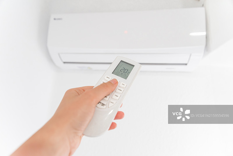 使用空调遥控器的人图片素材