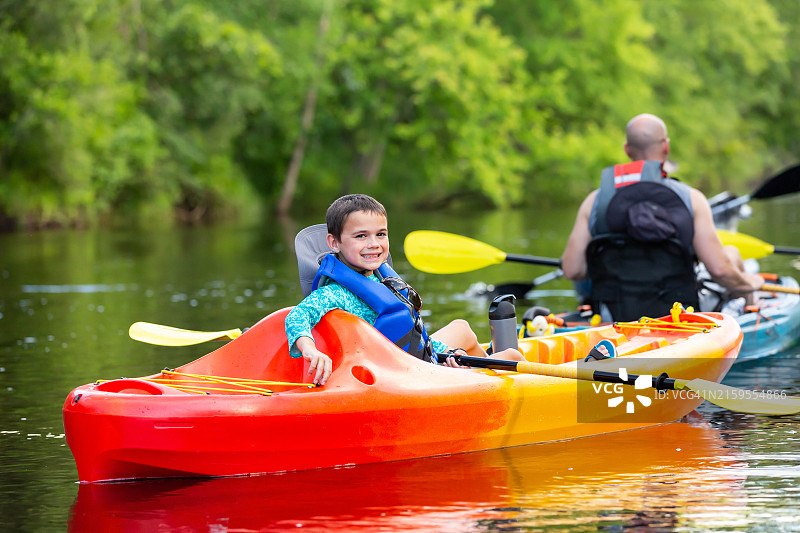 夏日傍晚的家庭皮划艇之旅图片素材