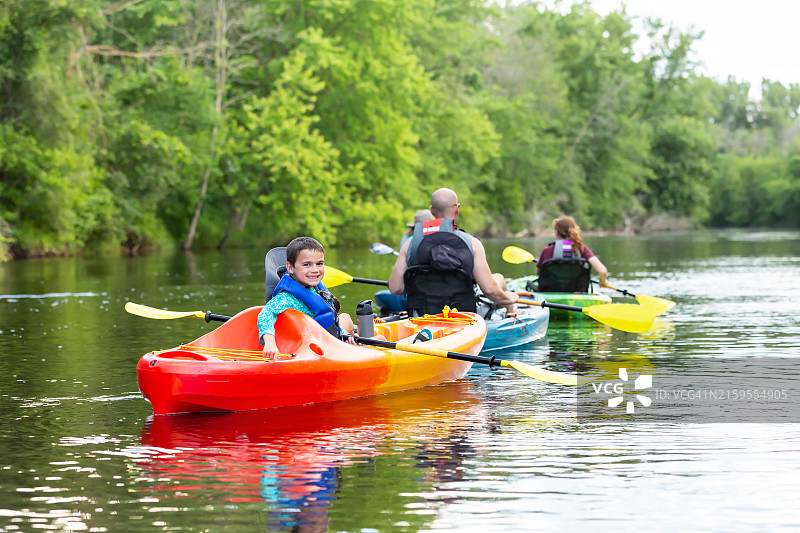 夏日傍晚的家庭皮划艇之旅图片素材