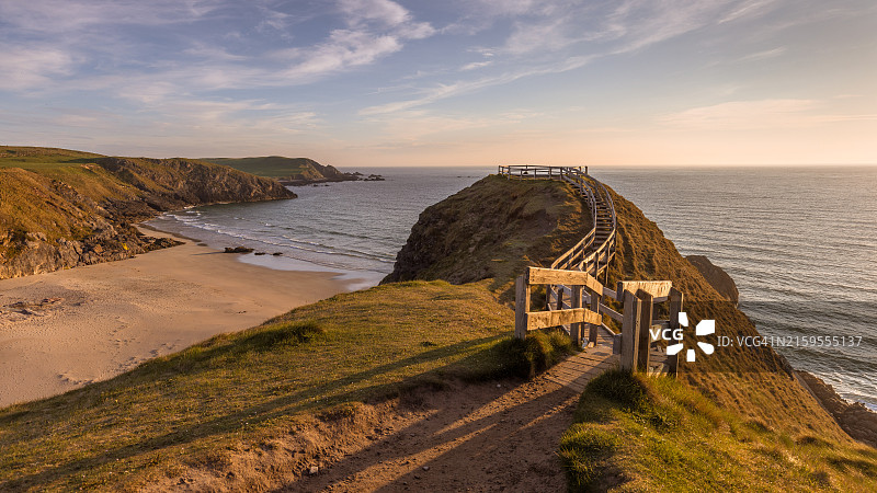 大海对着天空的美景图片素材