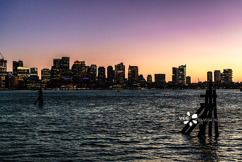 日落时分，海边建筑物轮廓，美国马萨诸塞州波士顿图片素材