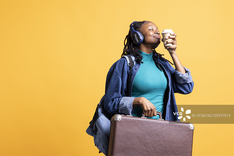 女人手持行李箱和咖啡杯图片素材