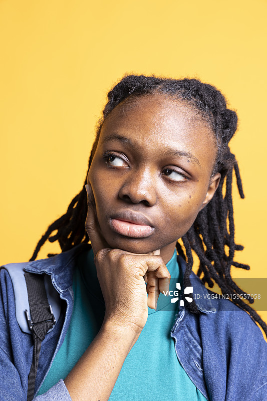 年轻非洲女子肖像图片素材