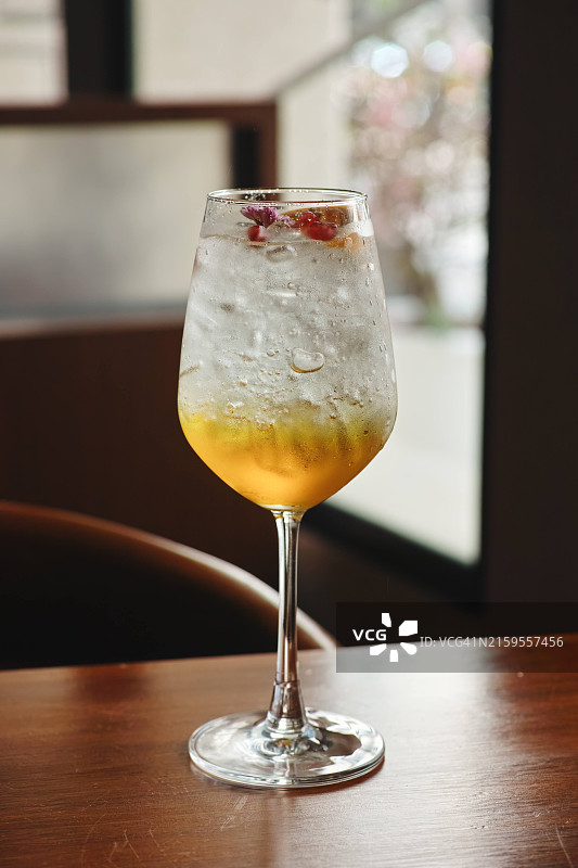 桌子上的饮料特写图片素材