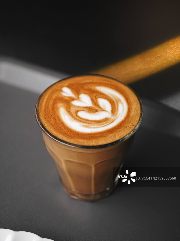 桌子上的卡布奇诺咖啡特写图片素材