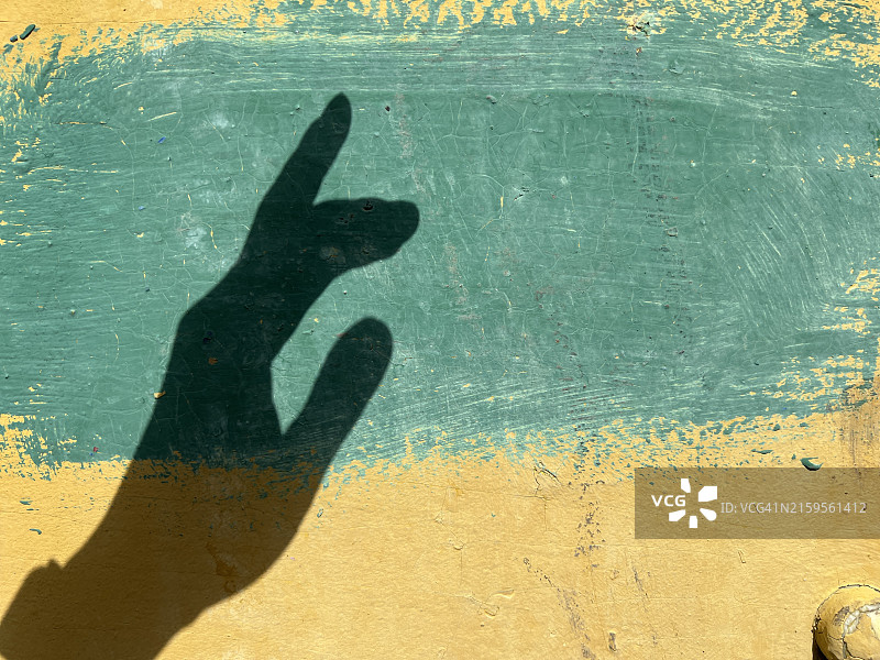 手影指向蓝绿色背景图片素材