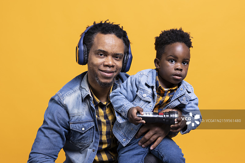 父子玩电子游戏图片素材