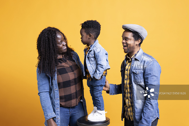 快乐的小家庭图片素材