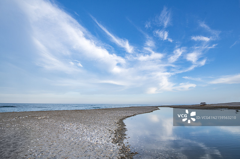 大海对着天空的美景图片素材
