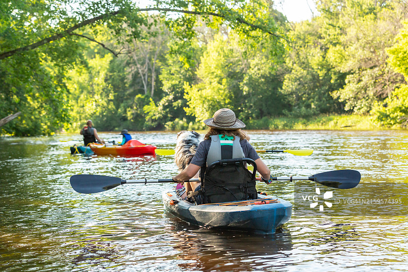夏日傍晚的家庭皮划艇之旅图片素材