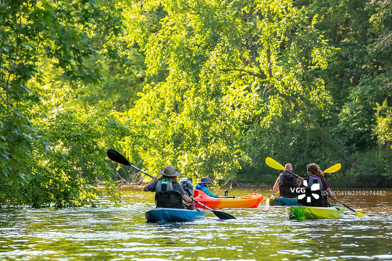 夏日傍晚的家庭皮划艇之旅图片素材