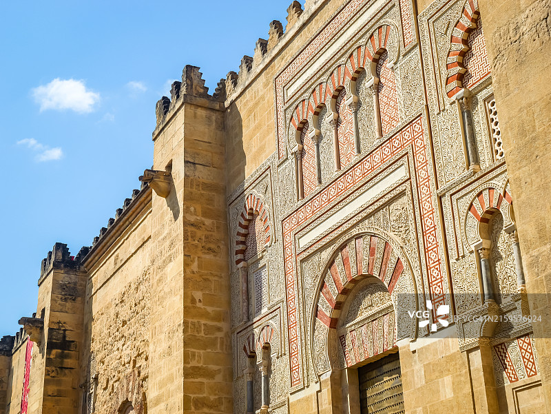 西班牙科尔多瓦-清真寺墙壁和入口-低角度视图图片素材