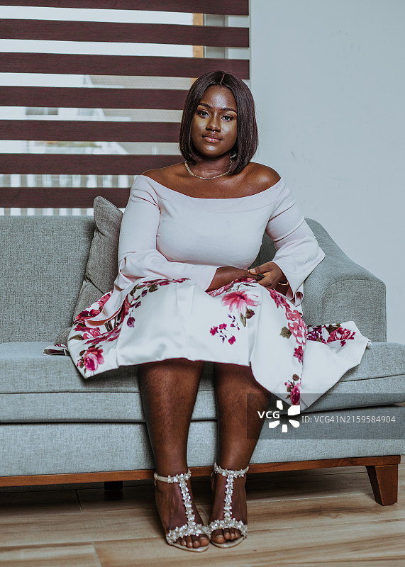 时尚黑人女性在阿克拉现代背景下的肖像图片素材