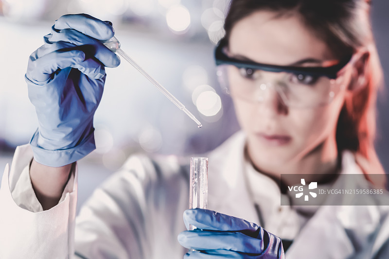 在实验室工作的女科学家图片素材