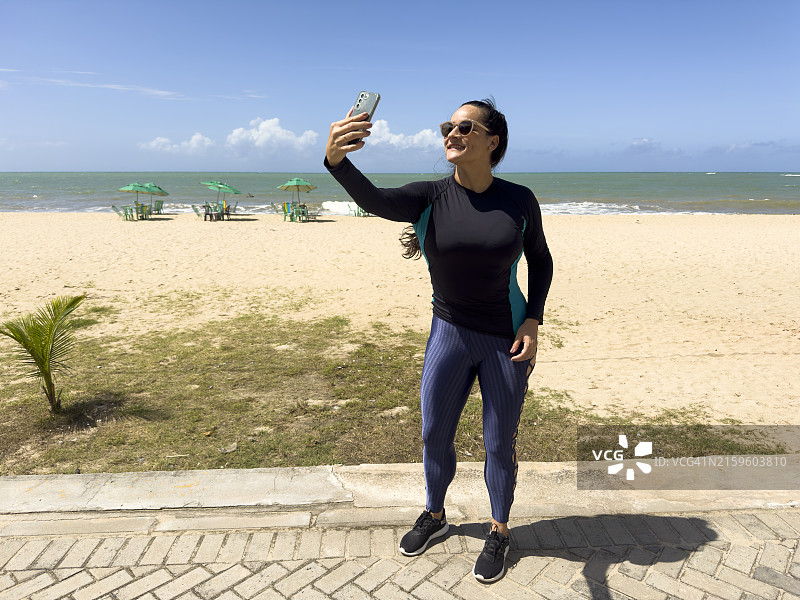 运动后休闲时光的女人图片素材