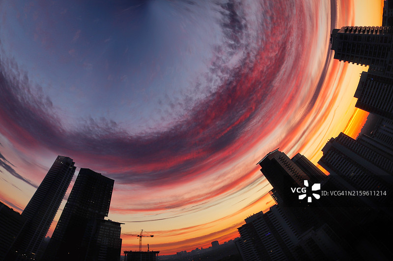 日出城市景观的宇宙漩涡图片素材
