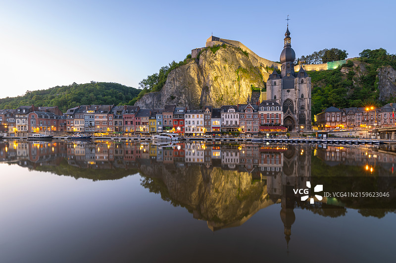 比利时迪南与默兹河黄昏景色图片素材