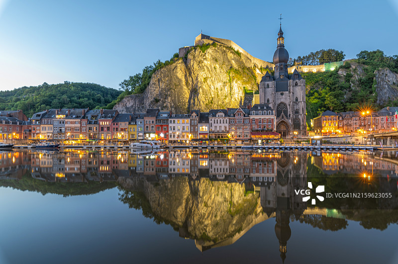 比利时默兹河畔迪南倒影图片素材