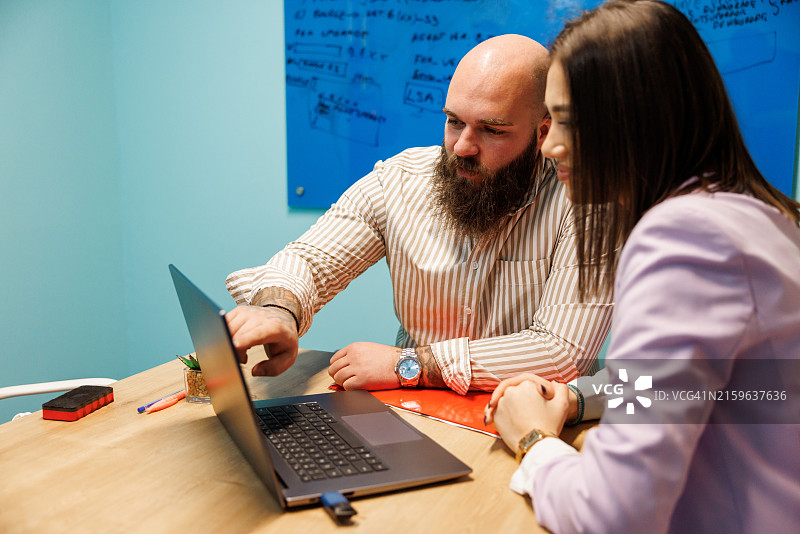 年轻同事在办公舱内共同工作图片素材