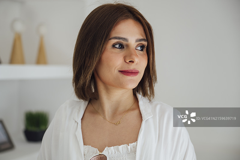 波波头棕发女子头像图片素材