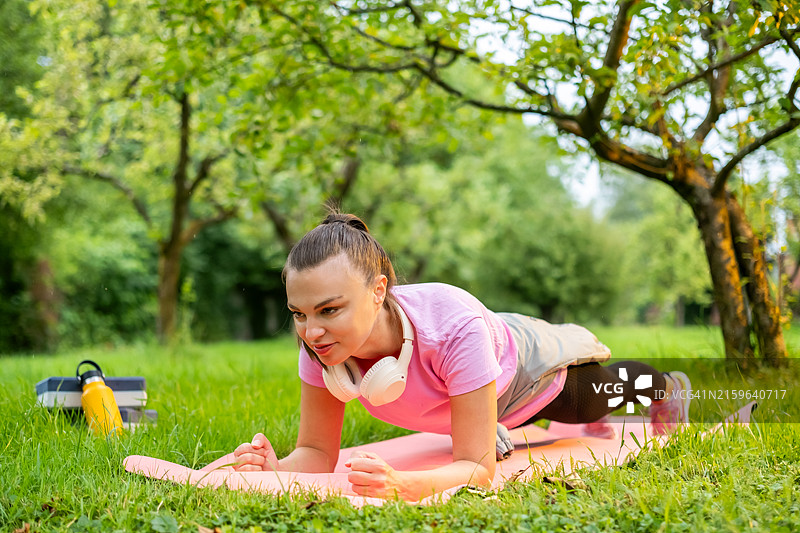 平板支撑姿势图片素材
