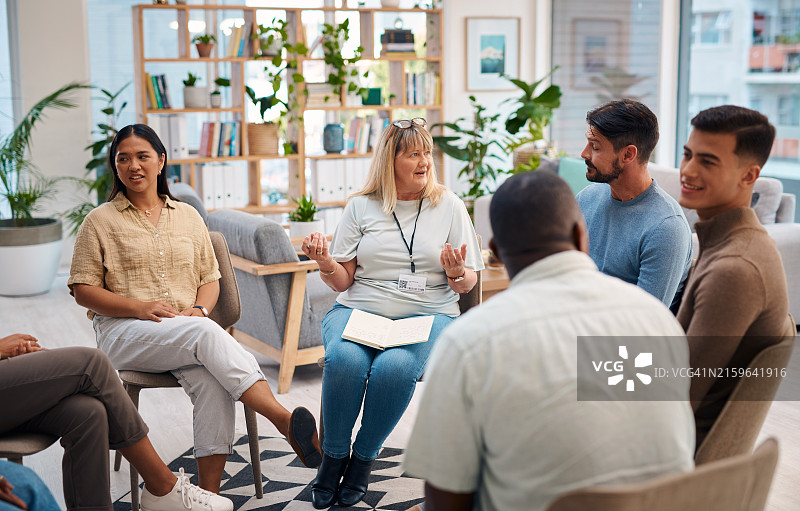 温馨环境中参与互助小组的听众图片素材