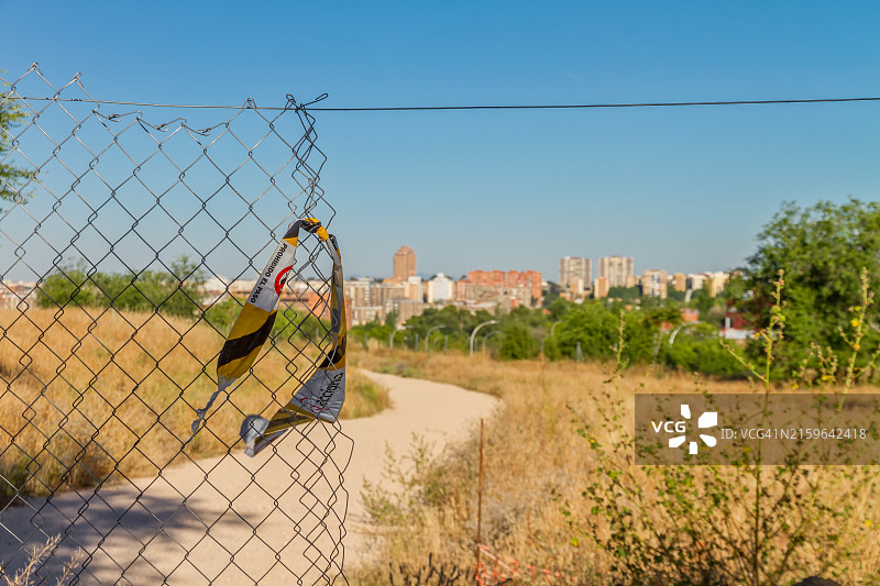 破损的栅栏图片素材