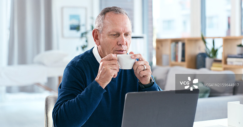 在家工作、享受咖啡的老人图片素材