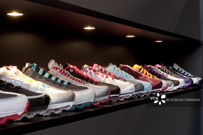 展示中的跑鞋图片素材