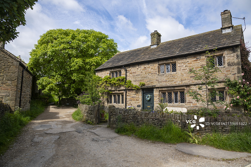 Edale村奔宁山路旁的古老石砌小屋图片素材