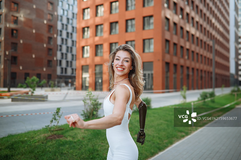 充满活力的开始：使用假肢的女人在城市里跳舞，晨练图片素材