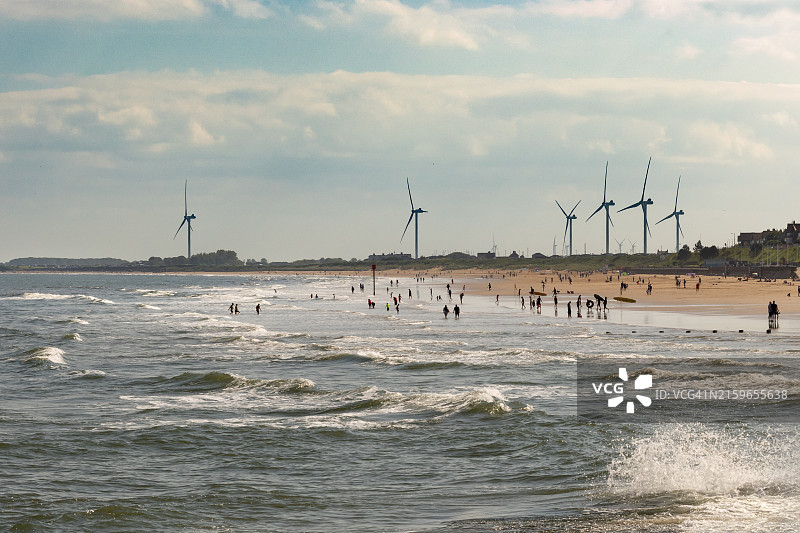 风力涡轮机和布里德灵顿海滩图片素材