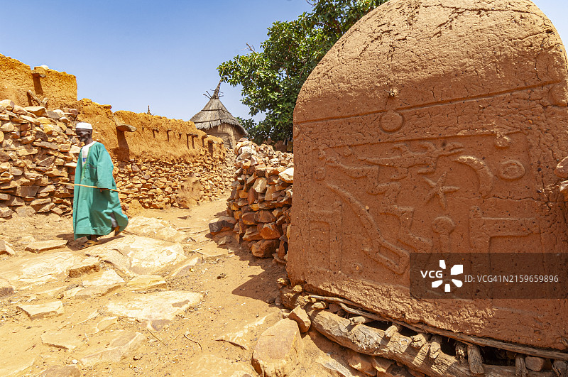 马里，邦贾加拉悬崖下的伊雷利多贡村落图片素材