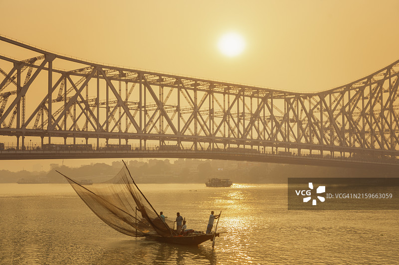 印度加尔各答，日落时分在胡格利河上的渔船图片素材