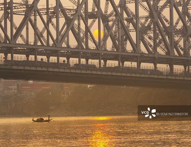 印度加尔各答豪拉桥的日落图片素材