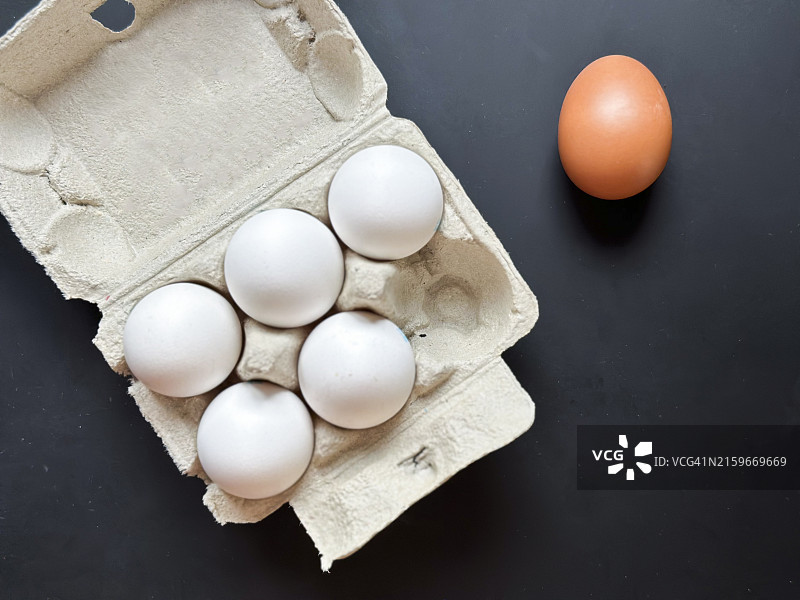 纸板箱中白色鸡蛋的俯视照片：排斥概念图片素材