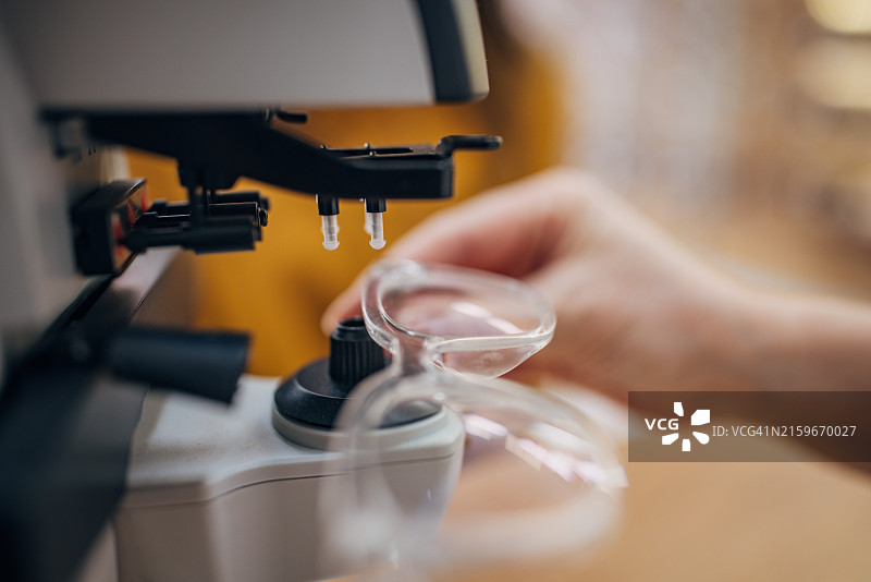 将眼镜放入光学诊断机图片素材