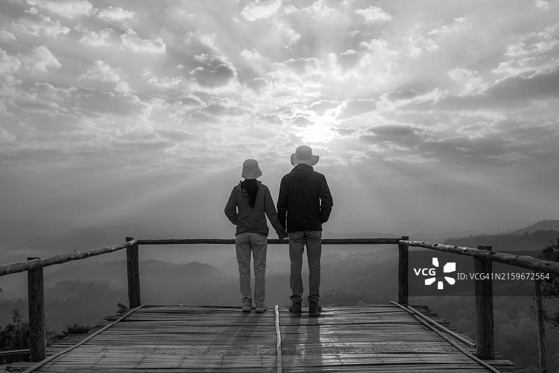 日出时分泰国达府的观景点，情侣享受着新鲜空气（黑白照片）图片素材