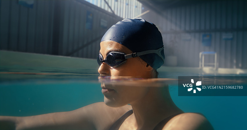 女子在游泳池进行游泳训练图片素材