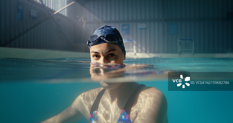 游泳运动员肖像：泳池训练，健身与竞技图片素材