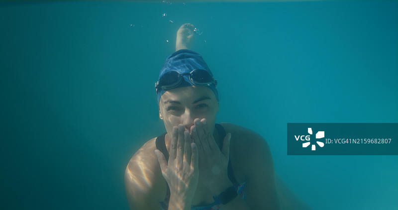水下游泳：女性的健康运动图片素材