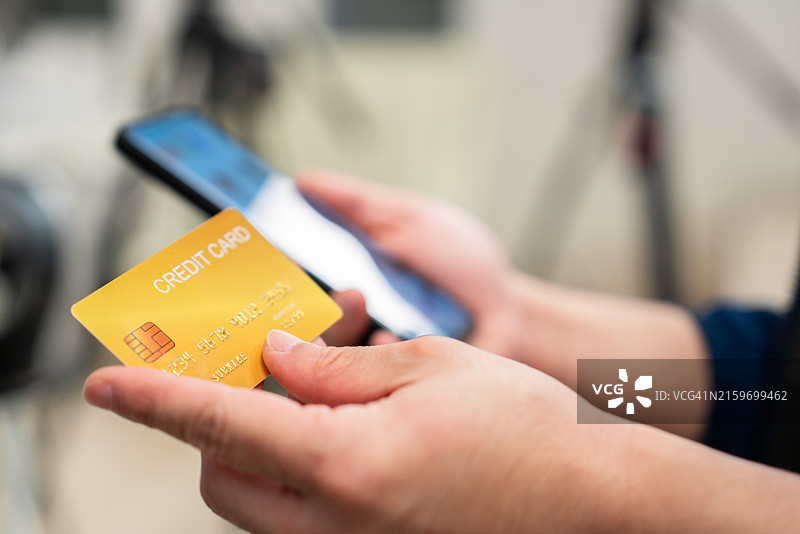 使用信用卡进行在线支付的人图片素材