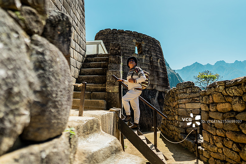 成熟男子在秘鲁马丘比丘的楼梯上环顾四周图片素材