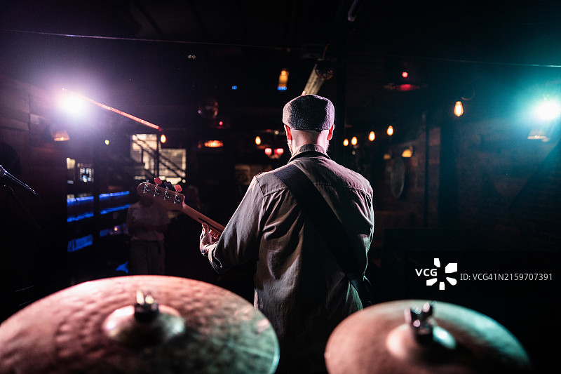 中年男人在演唱会上唱歌弹吉他图片素材