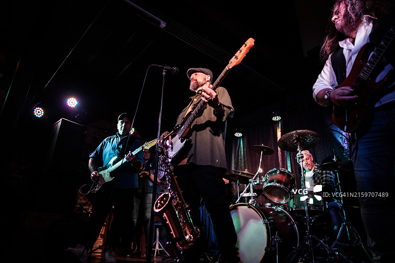 在夜总会表演的朋友乐队图片素材